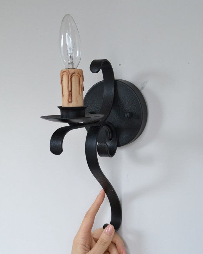 Handleオリジナル 照明・ライティング Handleオリジナル ウォールブラケット(コトン・ブラック・E17シャンデリア球1個付き)。質感のよさが感じられるアイアンの壁付けブラケットたくさんあるアンティークのアーカイブから探してきたものを日本のお家向けにアレンジしたブラケットです。(WR-008)