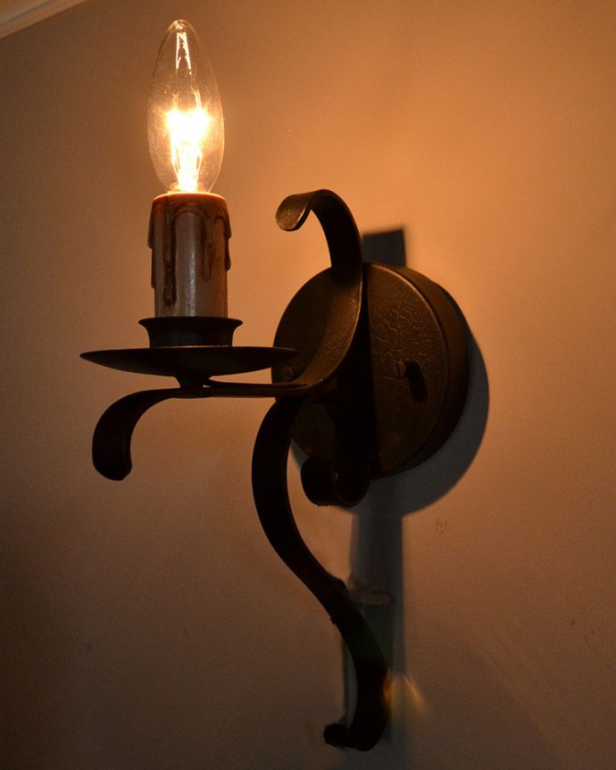 Handleオリジナル 照明・ライティング Handleオリジナル ウォールブラケット(コトン・ブラック・E17シャンデリア球1個付き)。くるくると柔らかい曲線アイアンのフラットバーをクルンクルンと巻いて作られた、女性らしく柔らかい曲線がまるでふわふわした綿のようなデザインです。(WR-008)