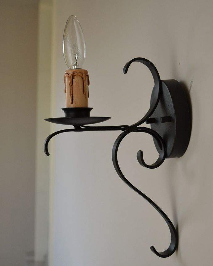 Handleオリジナル 照明・ライティング Handleオリジナル ウォールブラケット(コトン・ブラック・E17シャンデリア球1個付き)。しなやかに曲げたアイアンのフラットバーどんなお部屋でも使いやすいように、アイアンの太いフラットバーを優雅な曲線に曲げた、シンプルな中に素材のよさが際立つデザインです。(WR-008)
