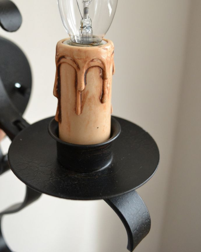 Handleオリジナル 照明・ライティング Handleオリジナル ウォールブラケット(コトン・ブラック・E17シャンデリア球1個付き)。究極のアンティーク仕上げ鍛造で叩いた跡を残したハンマートーン。(WR-008)