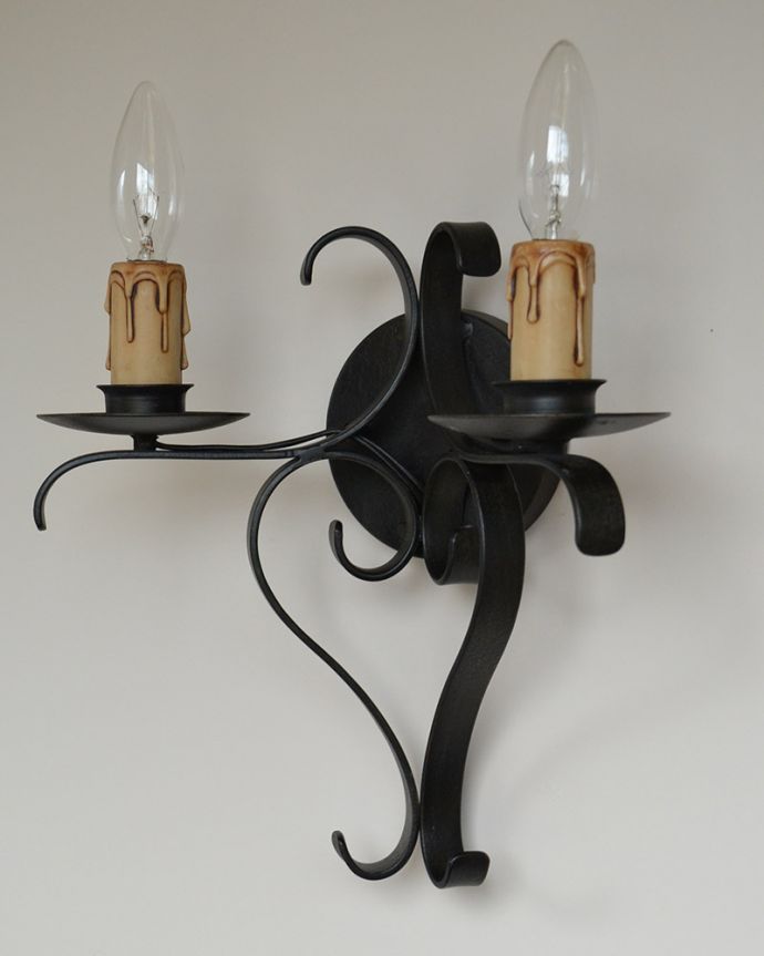 Handleオリジナル　照明・ライティング　Handleオリジナル ウォールブラケット(コトン・ブラック・E17シャンデリア球2個付き)。質感のよさが感じられるアイアンの壁付けブラケットたくさんあるアンティークのアーカイブから探してきたものを日本のお家向けにアレンジしたブラケットです。(WR-011)