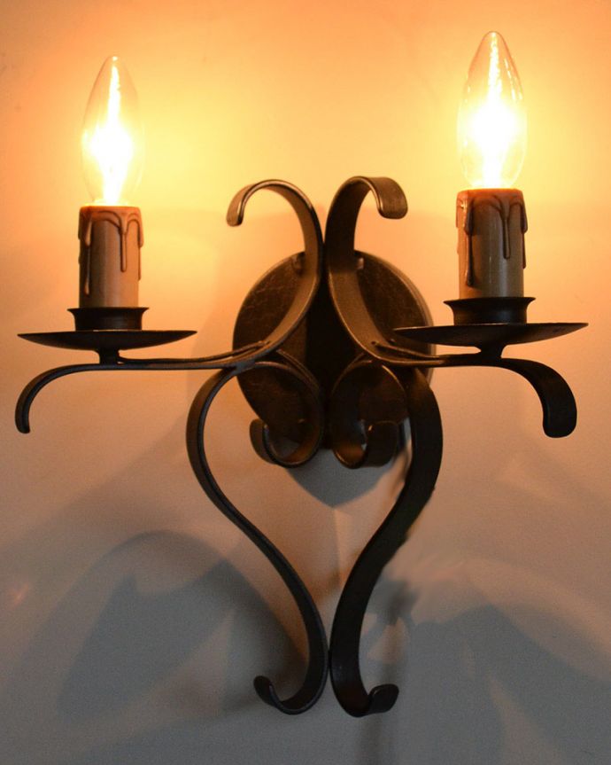 Handleオリジナル　照明・ライティング　Handleオリジナル ウォールブラケット(コトン・ブラック・E17シャンデリア球2個付き)。くるくると柔らかい曲線アイアンのフラットバーをクルンクルンと巻いて作られた、女性らしく柔らかい曲線がまるでふわふわした綿のようなデザインです。(WR-011)