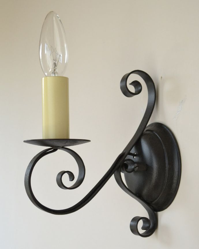 アイアンの壁付け照明