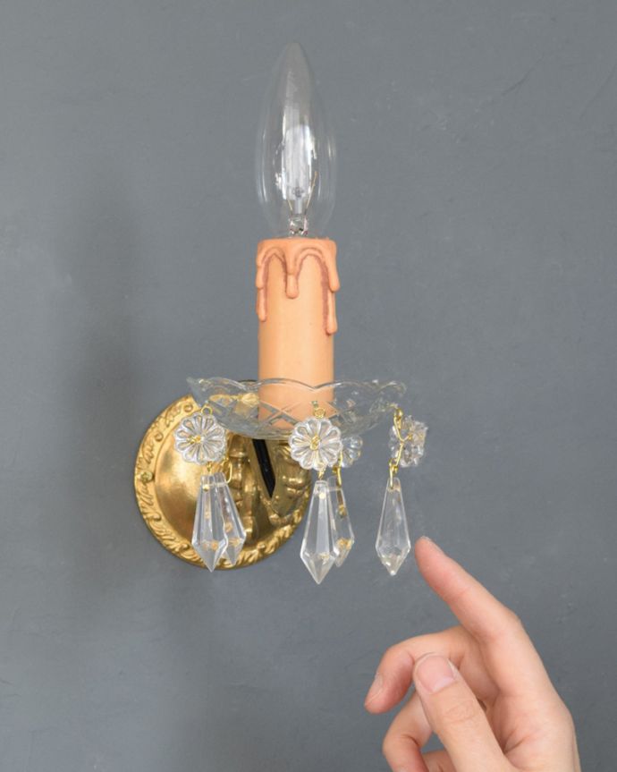 Handleオリジナル 照明・ライティング Handleオリジナルの壁付けシャンデリアG(E17シャンデリア球付)。キラキラ輝く本物の輝きヨーロッパから取り寄せた真鍮のパーツを組み合わせて作ったHandleオリジナルの壁付けブラケットに、ガラスのお皿×ビーズのプチシャンデリアを組み合わせました。(wr-003-o)