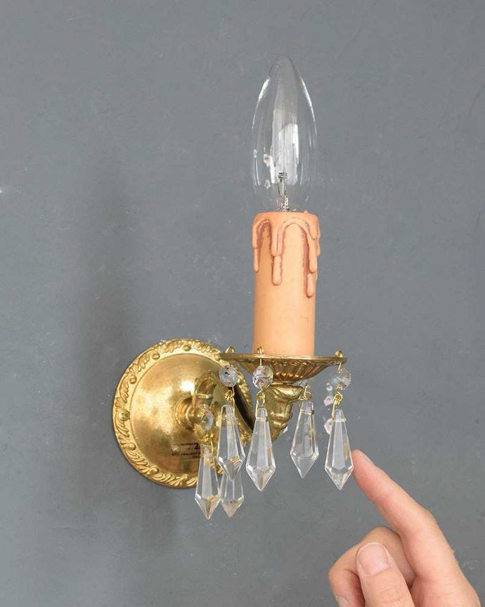 Handleオリジナル　照明・ライティング　Handleオリジナルの壁付けシャンデリア（Ｅ17シャンデリア球付）。キラキラ輝く本物の輝きヨーロッパから取り寄せた真鍮のパーツを組み合わせて作ったHandleオリジナルの壁付けブラケットに、ガラスのビーズを組み合わせました。(wr-004-o)