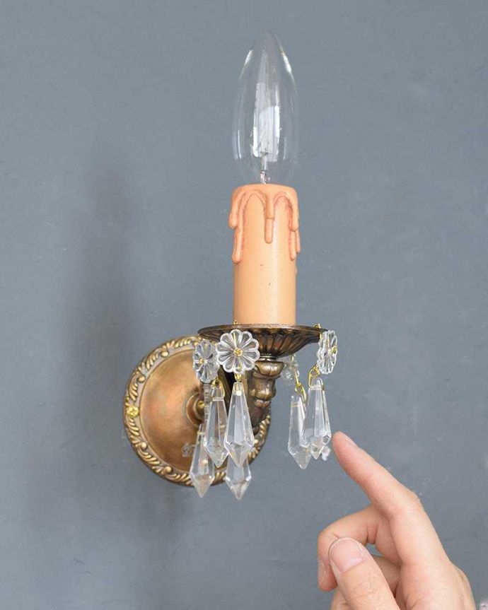 Handleオリジナル 照明・ライティング Handleオリジナルの壁付けシャンデリア(アンティーク色・E17シャンデリア球付)。キラキラ輝く本物の輝きヨーロッパから取り寄せた真鍮のパーツを組み合わせて作ったHandleオリジナルの壁付けブラケットに、ガラスのビーズを組み合わせました。(wr-024-o)