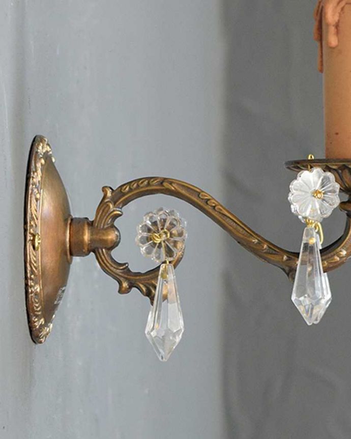 Handleオリジナル 照明・ライティング Handleオリジナルの壁付けシャンデリア(アンティーク色・E17シャンデリア球付)。横から見たデザインも美しい・・・どんなお部屋もゴージャスな雰囲気に魅せてくれる優雅で美しいヨーロッパのデザインが自慢です。(wr-024-o)