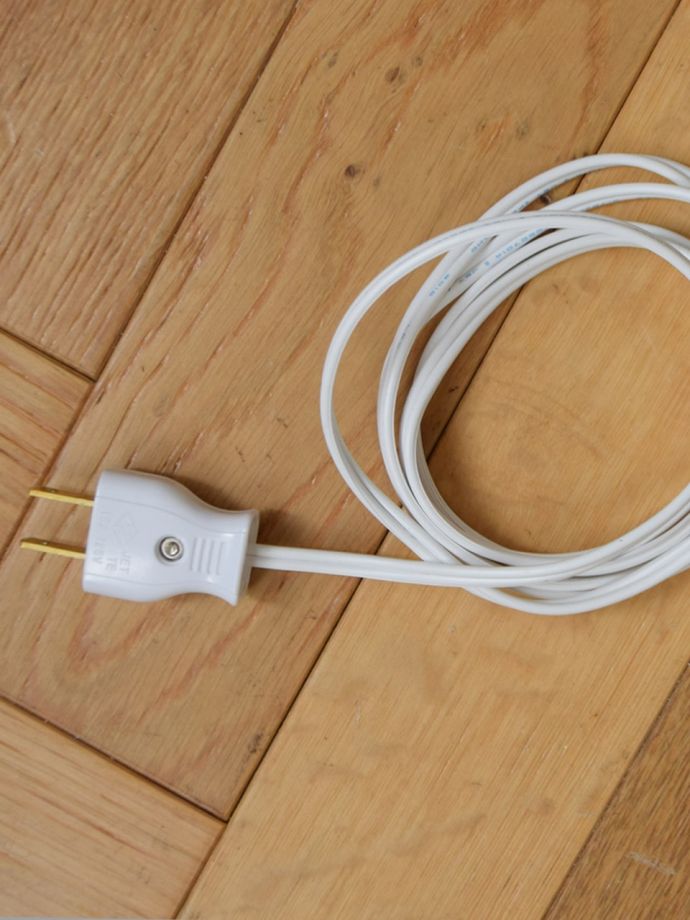 コンセント付きのウォールランプ