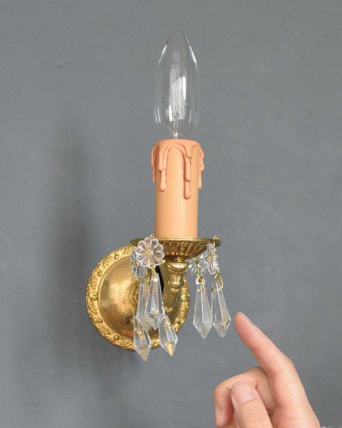 Handleオリジナル　照明・ライティング　Handleオリジナルの壁付けシャンデリア（Ｅ17シャンデリア球付）。キラキラ輝く本物の輝きヨーロッパから取り寄せた真鍮のパーツを組み合わせて作ったHandleオリジナルの壁付けブラケットに、ガラスのビーズを組み合わせました。(wr-028-o)