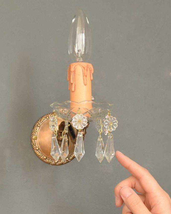 Handleオリジナル 照明・ライティング Handleオリジナルの壁付けシャンデリアG(アンティーク色・E17シャンデリア球付)。キラキラ輝く本物の輝きヨーロッパから取り寄せた真鍮のパーツを組み合わせて作ったHandleオリジナルの壁付けブラケットに、ガラスのお皿×ビーズのプチシャンデリアを組み合わせました。(wr-029-o)