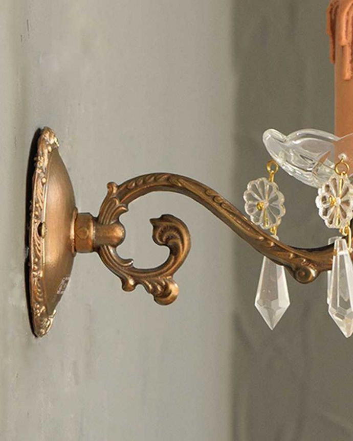 Handleオリジナル 照明・ライティング Handleオリジナルの壁付けシャンデリアG(アンティーク色・E17シャンデリア球付)。横から見たデザインも美しい・・・どんなお部屋もゴージャスな雰囲気に魅せてくれる優雅で美しいヨーロッパのデザインが自慢です。(wr-029-o)