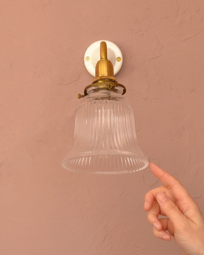 壁付けブラケット　照明・ライティング　陶器の土台が可愛いガラスのシェード付きアンティーク風ウォールブラケット（電球なし）。。(wr-035-a)