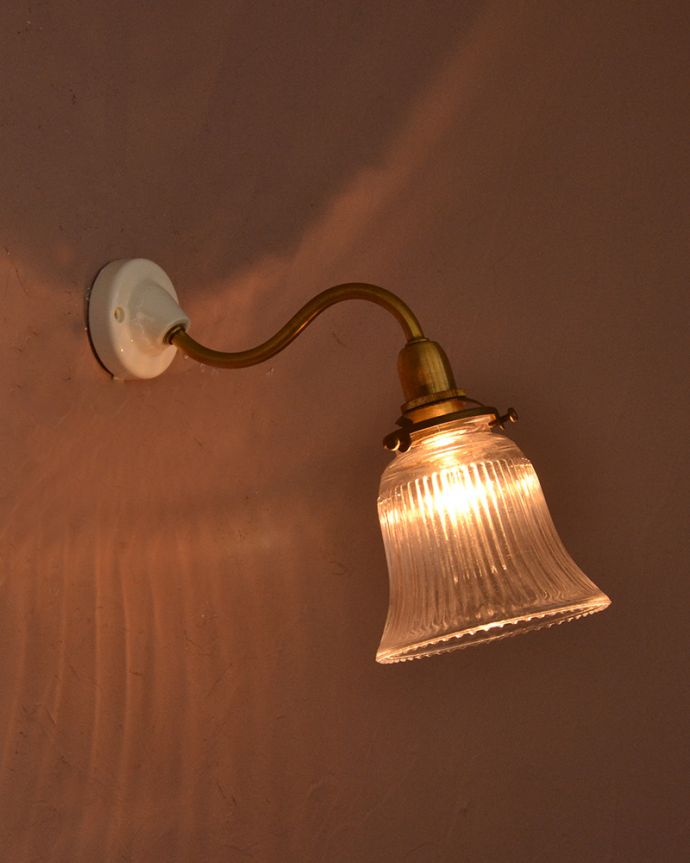 壁付けブラケット　照明・ライティング　陶器の土台が可愛いガラスのシェード付きアンティーク風ウォールブラケット（電球なし）。夜が楽しみになる壁からの灯り夜、点灯した時にシェードが映し出す可愛らしい壁の陰影を楽しむことが出来ます。(wr-035-a)