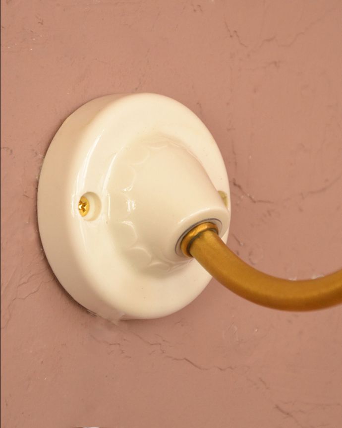 壁付けブラケット　照明・ライティング　陶器の土台が可愛いガラスのシェード付きアンティーク風ウォールブラケット（電球なし）。。(wr-035-a)