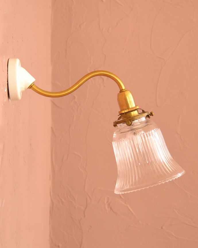 壁付けブラケット　照明・ライティング　陶器の土台が可愛いガラスのシェード付きアンティーク風ウォールブラケット（電球なし）。。(wr-035-a)