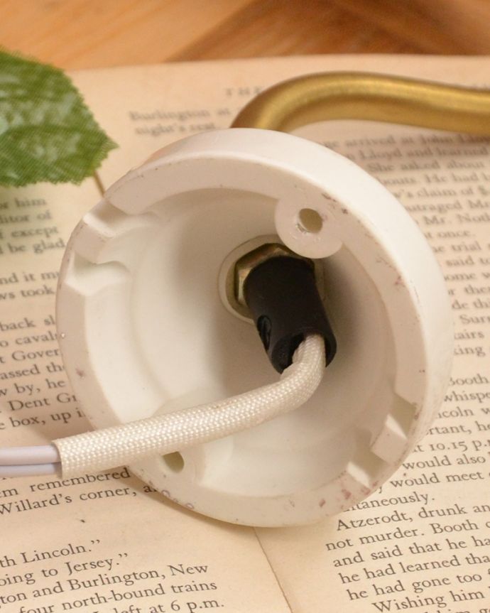 壁付けブラケット　照明・ライティング　陶器の土台が可愛いガラスのシェード付きアンティーク風ウォールブラケット（電球なし）。。(wr-035-a)