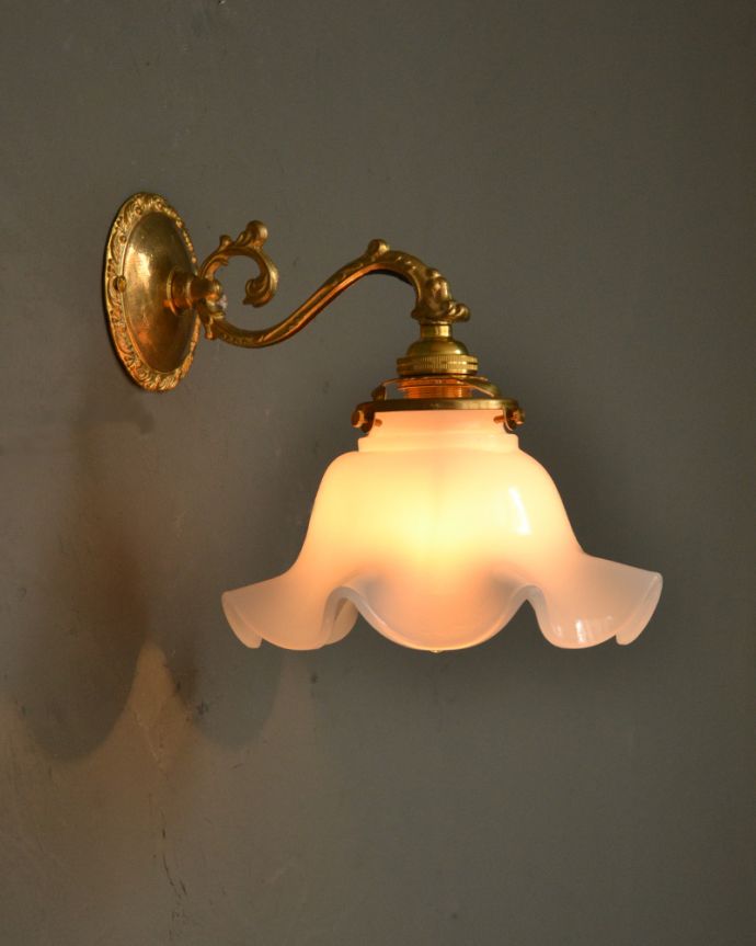 アンティーク調の壁付けブラケット