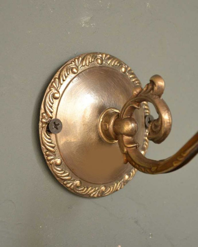 Handleオリジナル 照明・ライティング Handleオリジナルの真鍮壁付けブラケット(アンティーク色・E17シャンデリア球・ギャラリーA付)。落ち着いたアンティーク色の真鍮色の変化が待てない方のために、ヨーロッパから取り寄せる無垢の真鍮を何年か経った後のアンティーク色で仕上げました。(wr-068a-o)