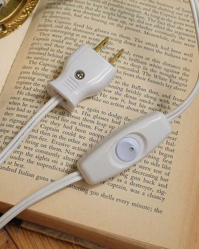 Handleオリジナル 照明・ライティング Handleオリジナルの真鍮壁付けブラケット(アンティーク色・E17シャンデリア球・ギャラリーA付)。コンセント加工しますご希望の方には、コンセント加工してお届けします(+4000円~)ご新築の際、コンセントをカットすれば直結タイプで使えます。(wr-068a-o)