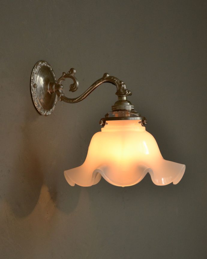 アンティーク色の壁付けブラケット