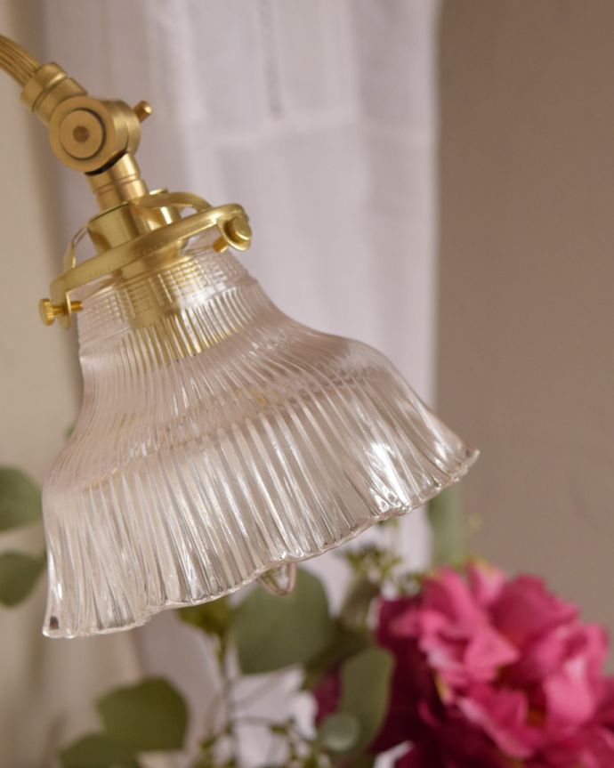 壁付けブラケット　照明・ライティング　ガラスシェード付きウォール ブラケット（ゴールド色・電球なし）。1つ1つ微妙に違いますシェードは手作りなので、誤差があったり、気泡やキズ、汚れが入っている場合もあります。(wr-043-c)