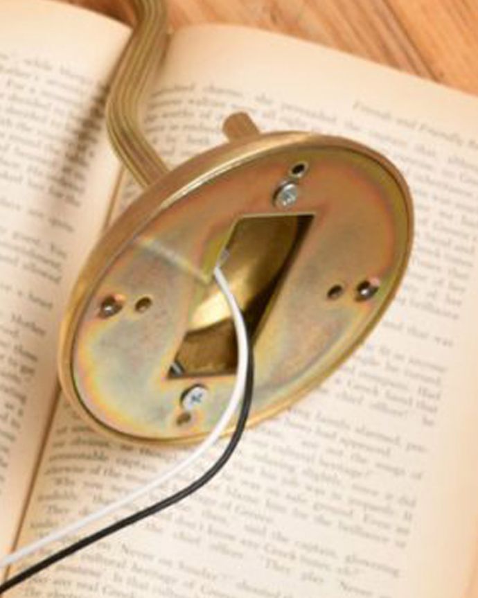 壁付けブラケット　照明・ライティング　ガラスシェード付きウォール ブラケット（ゴールド色・電球なし）。直結タイプでお届けします電気屋さんによる取り付け工事が必要です。(wr-043-c)