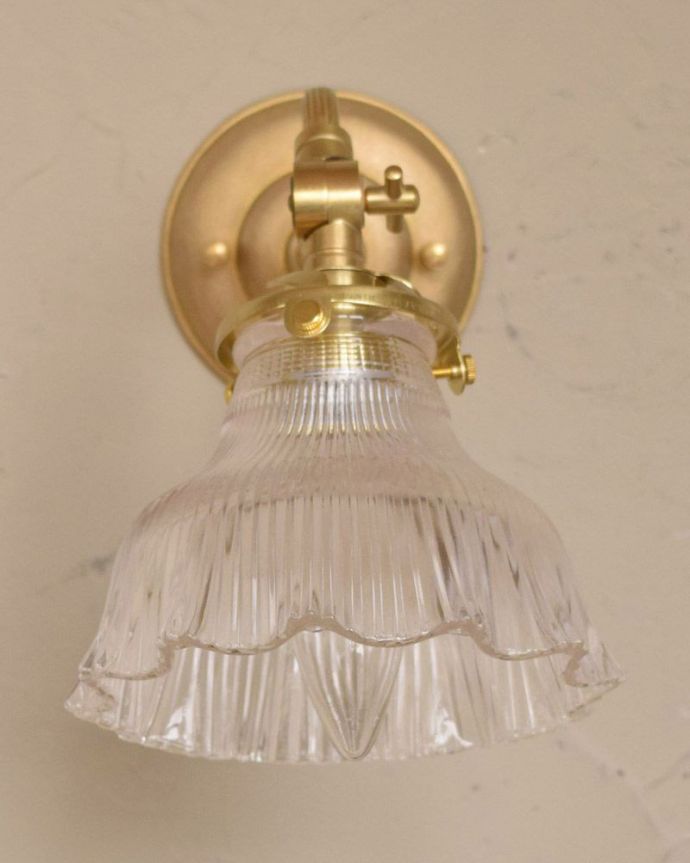 壁付けブラケット　照明・ライティング　ガラスシェード付きウォール ブラケット（ゴールド色・電球なし）。角度を変えることができますシェードの上の部分に調節金具が付いているので、角度を変えて使うことが出来ます。(wr-043-c)