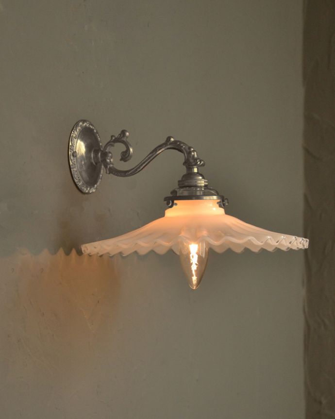 Handleオリジナル　照明・ライティング　Handleオリジナルの真鍮壁付けブラケット（アンティーク色・Ｅ17シャンデリア球・ギャラリーＡ付）。夜が楽しみになる壁からの灯り夜、点灯した時にシェードが映し出す可愛らしい壁の陰影を楽しむことが出来ます。(wr-067a-o)