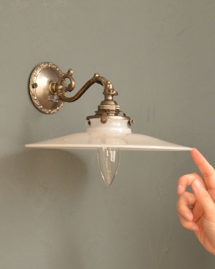 Handleオリジナル 照明・ライティング Handleオリジナルの真鍮壁付けブラケット(アンティーク色・E17シャンデリア球・ギャラリーA付)。壁からの灯りでお部屋を素敵に照らしませんか?下向きタイプの壁付け照明は、洗面所や廊下などはもちろんリビングなど、いろんな場所で実用的にお使い頂けます。(wr-068a-o)