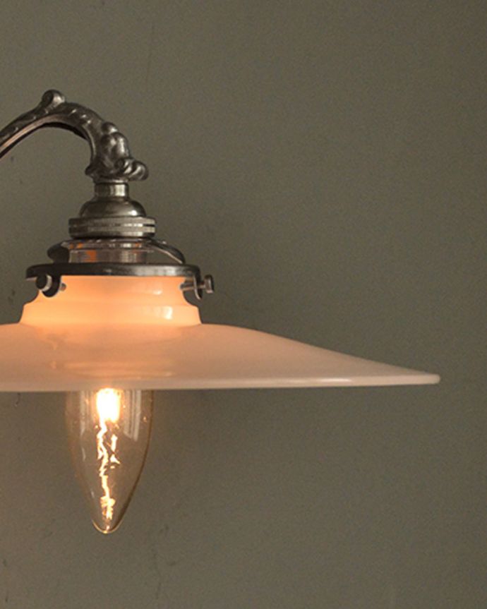 Handleオリジナル 照明・ライティング Handleオリジナルの真鍮壁付けブラケット(アンティーク色・E17シャンデリア球・ギャラリーA付)。LEDも使えます口金は日本球仕様のE17型、100Wまで対応しています。(wr-068a-o)