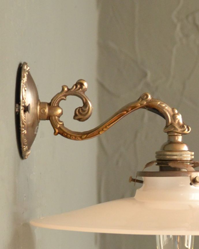 Handleオリジナル 照明・ライティング Handleオリジナルの真鍮壁付けブラケット(アンティーク色・E17シャンデリア球・ギャラリーA付)。横から見たデザインも美しい・・・どんなお部屋もゴージャスな雰囲気に魅せてくれる優雅で美しいデザインが自慢です。(wr-068a-o)