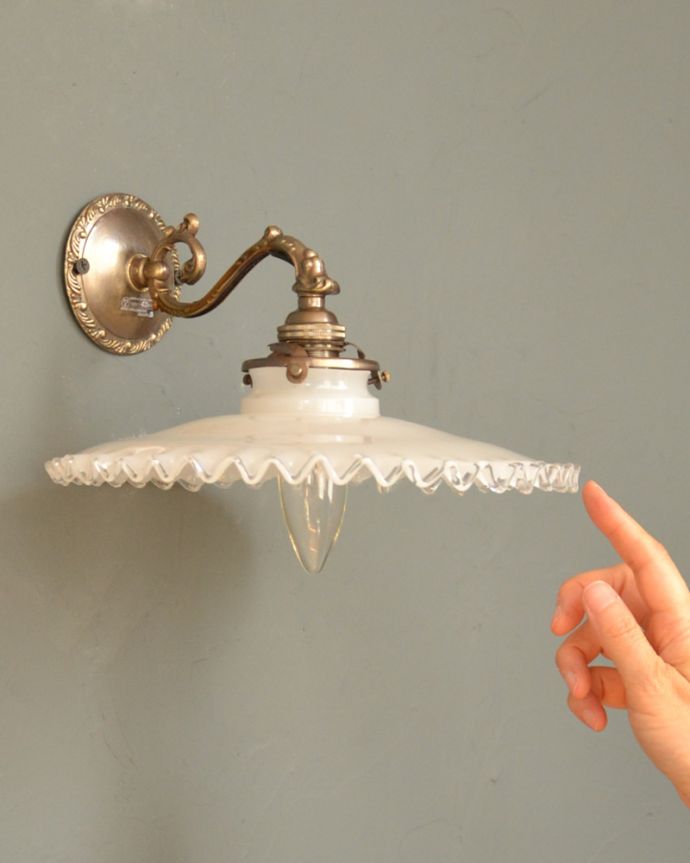 Handleオリジナル 照明・ライティング Handleオリジナルの真鍮壁付けブラケット(アンティーク色・E17シャンデリア球・ギャラリーA付)。壁からの灯りでお部屋を素敵に照らしませんか?下向きタイプの壁付け照明は、洗面所や廊下などはもちろんリビングなど、いろんな場所で実用的にお使い頂けます。(wr-069a-o)