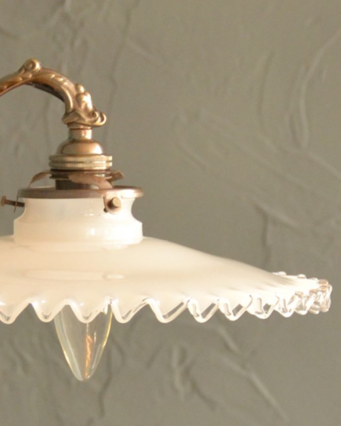 Handleオリジナル 照明・ライティング Handleオリジナルの真鍮壁付けブラケット(アンティーク色・E17シャンデリア球・ギャラリーA付)。1つ1つ微妙に違っていますシェードは手作りなので、誤差があったり、気泡やキズ、汚れが入っている場合もあります。(wr-069a-o)