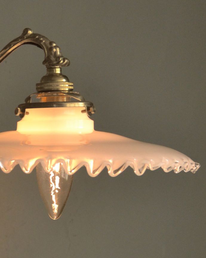 Handleオリジナル 照明・ライティング Handleオリジナルの真鍮壁付けブラケット(アンティーク色・E17シャンデリア球・ギャラリーA付)。LEDも使えます口金は日本球仕様のE17型、100Wまで対応しています。(wr-069a-o)