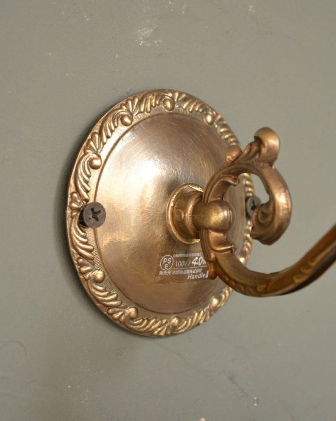 Handleオリジナル 照明・ライティング Handleオリジナルの真鍮壁付けブラケット(アンティーク色・E17シャンデリア球・ギャラリーA付)。落ち着いたアンティーク色の真鍮色の変化が待てない方のために、ヨーロッパから取り寄せる無垢の真鍮を何年か経った後のアンティーク色で仕上げました。(wr-069a-o)