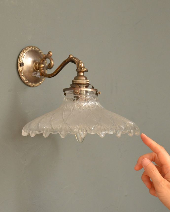 Handleオリジナル　照明・ライティング　Handleオリジナルの真鍮壁付けブラケット（アンティーク色・Ｅ17シャンデリア球・ギャラリーＡ付）。壁からの灯りでお部屋を素敵に照らしませんか？下向きタイプの壁付け照明は、洗面所や廊下などはもちろんリビングなど、いろんな場所で実用的にお使い頂けます。(wr-070a-o)