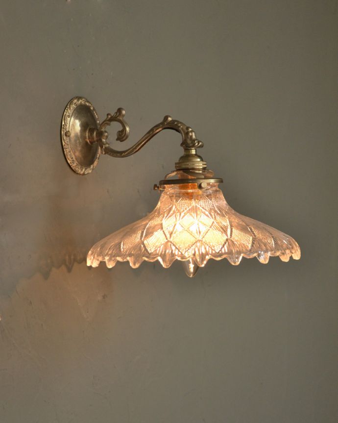 Handleオリジナル　照明・ライティング　Handleオリジナルの真鍮壁付けブラケット（アンティーク色・Ｅ17シャンデリア球・ギャラリーＡ付）。夜が楽しみになる壁からの灯り夜、点灯した時にドラマティックな壁の陰影を楽しむことが出来ます。(wr-070a-o)