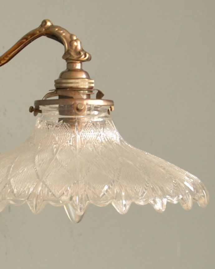 Handleオリジナル　照明・ライティング　Handleオリジナルの真鍮壁付けブラケット（アンティーク色・Ｅ17シャンデリア球・ギャラリーＡ付）。1つ1つ微妙に違っていますシェードは手作りなので、誤差があったり、気泡やキズ、汚れが入っている場合もあります。(wr-070a-o)