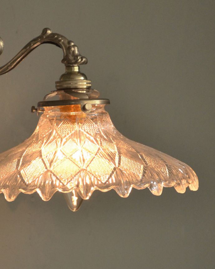 Handleオリジナル　照明・ライティング　Handleオリジナルの真鍮壁付けブラケット（アンティーク色・Ｅ17シャンデリア球・ギャラリーＡ付）。LEDも使えます口金は日本球仕様のE17型、100Wまで対応しています。(wr-070a-o)