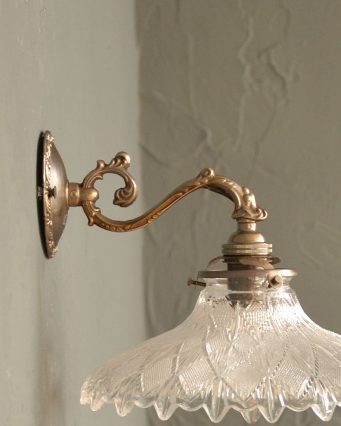 Handleオリジナル　照明・ライティング　Handleオリジナルの真鍮壁付けブラケット（アンティーク色・Ｅ17シャンデリア球・ギャラリーＡ付）。横から見たデザインも美しい･･･どんなお部屋もゴージャスな雰囲気に魅せてくれる優雅で美しいデザインが自慢です。(wr-070a-o)