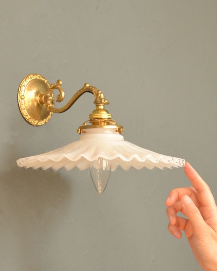 Handleオリジナル　照明・ライティング　Handleオリジナルの真鍮壁付けブラケット（Ｅ17シャンデリア球・ギャラリーＡ付）。壁からの灯りでお部屋を素敵に照らしませんか？下向きタイプの壁付け照明は、洗面所や廊下などはもちろんリビングなど、いろんな場所で実用的にお使い頂けます。(wr-067-o)