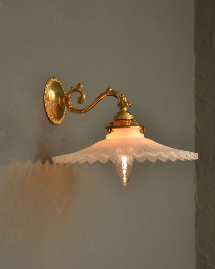 Handleオリジナル　照明・ライティング　Handleオリジナルの真鍮壁付けブラケット（Ｅ17シャンデリア球・ギャラリーＡ付）。夜が楽しみになる壁からの灯り夜、点灯した時にシェードが映し出す可愛らしい壁の陰影を楽しむことが出来ます。(wr-067-o)