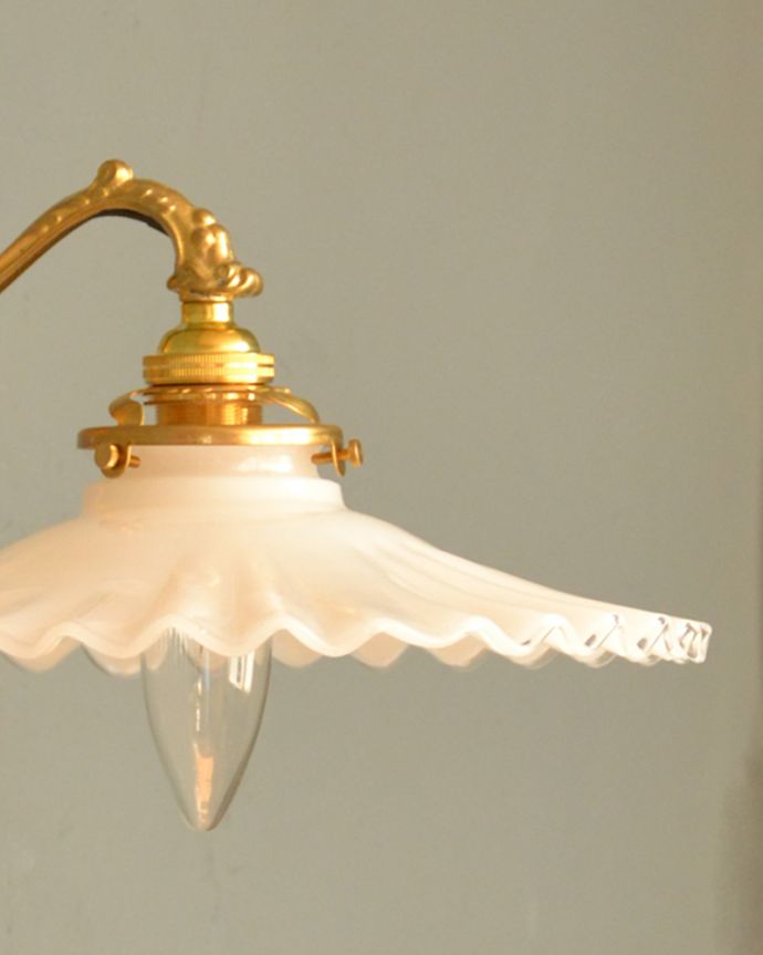 Handleオリジナル　照明・ライティング　Handleオリジナルの真鍮壁付けブラケット（Ｅ17シャンデリア球・ギャラリーＡ付）。1つ1つ微妙に違っていますシェードは手作りなので、誤差があったり、気泡やキズ、汚れが入っている場合もあります。(wr-067-o)