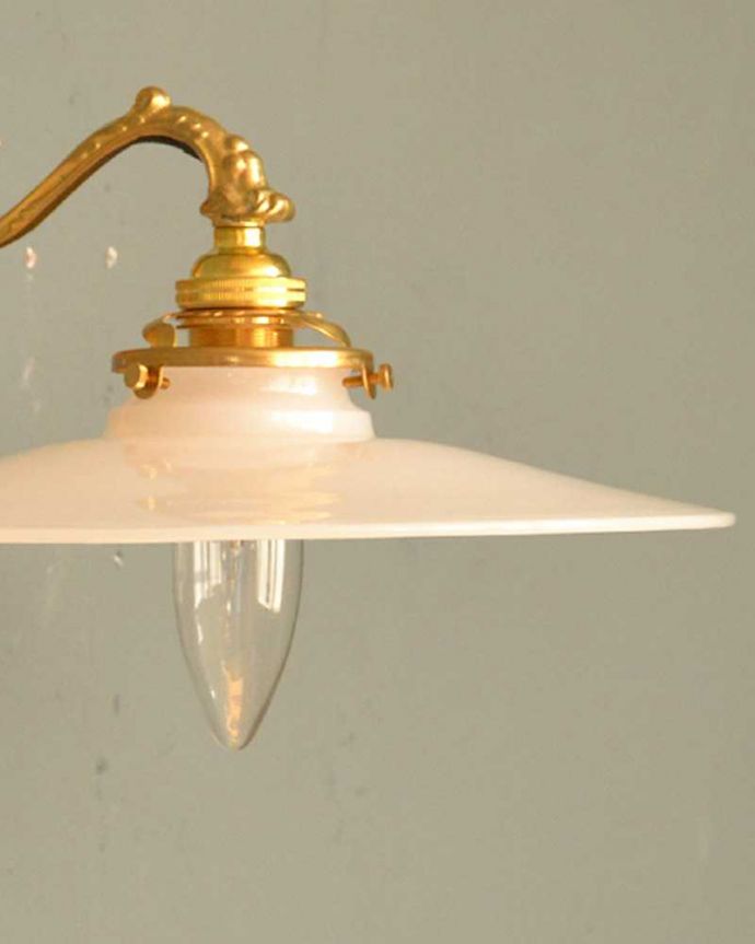 Handleオリジナル 照明・ライティング Handleオリジナルの真鍮壁付けブラケット(E17シャンデリア球・ギャラリーA付)。1つ1つ微妙に違っていますシェードは手作りなので、誤差があったり、気泡やキズ、汚れが入っている場合もあります。(wr-068-o)