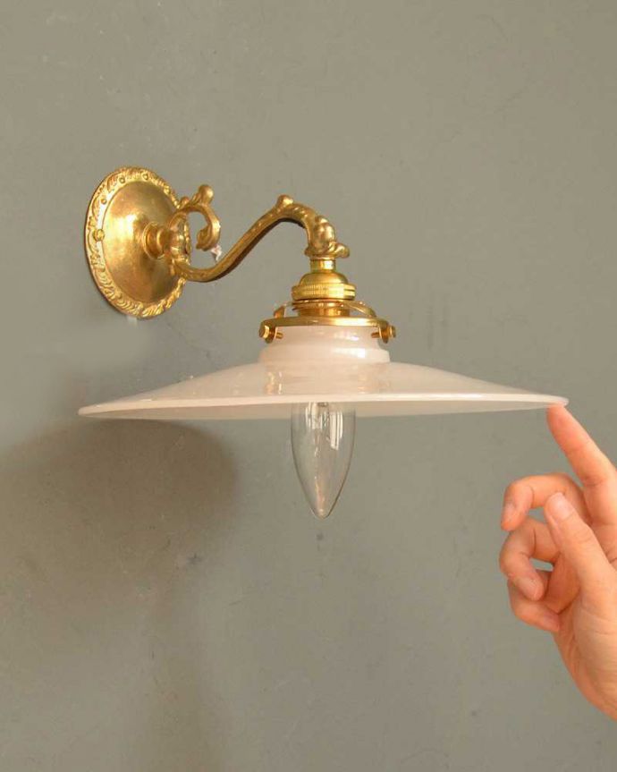 Handleオリジナル 照明・ライティング Handleオリジナルの真鍮壁付けブラケット(E17シャンデリア球・ギャラリーA付)。壁からの灯りでお部屋を素敵に照らしませんか?下向きタイプの壁付け照明は、洗面所や廊下などはもちろんリビングなど、いろんな場所で実用的にお使い頂けます。(wr-068-o)