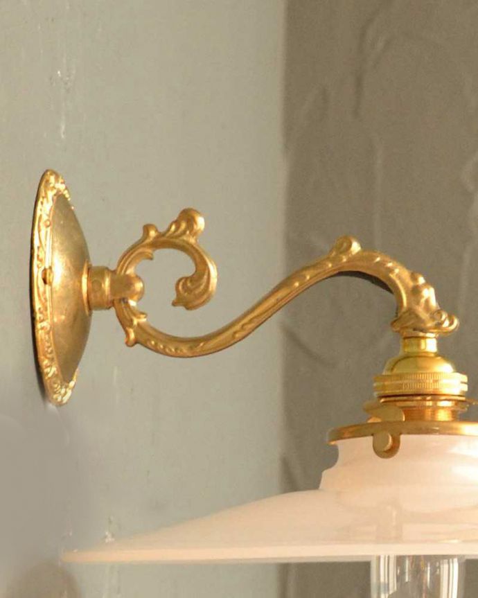 Handleオリジナル 照明・ライティング Handleオリジナルの真鍮壁付けブラケット(E17シャンデリア球・ギャラリーA付)。横から見たデザインも美しい・・・どんなお部屋もゴージャスな雰囲気に魅せてくれる優雅で美しいデザインが自慢です。(wr-068-o)