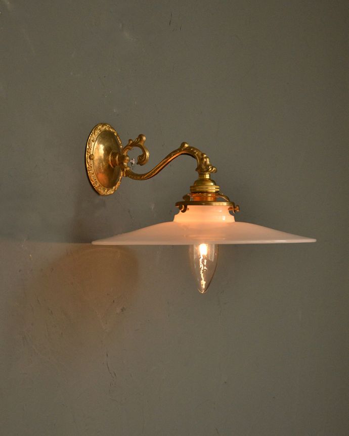 Handleオリジナル 照明・ライティング Handleオリジナルの真鍮壁付けブラケット(E17シャンデリア球・ギャラリーA付)。夜が楽しみになる壁からの灯り夜、点灯した時にシェードが映し出す可愛らしい壁の陰影を楽しむことが出来ます。(wr-068-o)