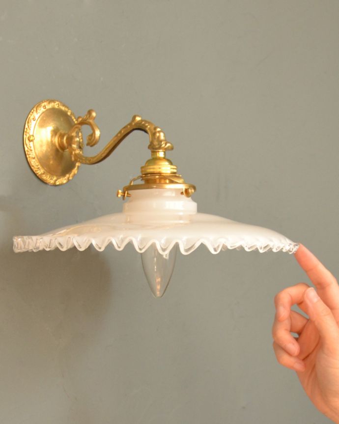 Handleオリジナル 照明・ライティング Handleオリジナルの真鍮壁付けブラケット(E17シャンデリア球・ギャラリーA付)。壁からの灯りでお部屋を素敵に照らしませんか?下向きタイプの壁付け照明は、洗面所や廊下などはもちろんリビングなど、いろんな場所で実用的にお使い頂けます。(wr-069-o)