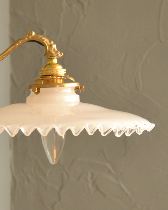 Handleオリジナル 照明・ライティング Handleオリジナルの真鍮壁付けブラケット(E17シャンデリア球・ギャラリーA付)。1つ1つ微妙に違っていますシェードは手作りなので、誤差があったり、気泡やキズ、汚れが入っている場合もあります。(wr-069-o)