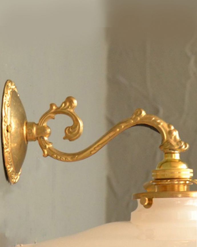 Handleオリジナル 照明・ライティング Handleオリジナルの真鍮壁付けブラケット(E17シャンデリア球・ギャラリーA付)。横から見たデザインも美しい・・・どんなお部屋もゴージャスな雰囲気に魅せてくれる優雅で美しいデザインが自慢です。(wr-069-o)